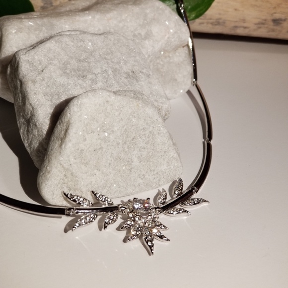 16" Rhinestone Necklace With Leaf Design - Picture 4 of 8